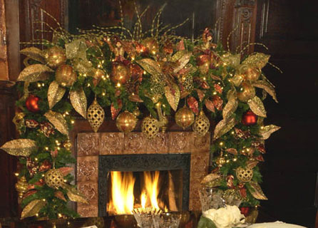 Christmas interior décor and decorating for an elegant Christmas mantle at Savannah Georgia Ballastone Inn mansion, photo © Paul Nurnberg/Dottie Hughes [http://www.nurnbergphotography.com]. Lionheart Interior Design group, a Savannah Georgia interior design firm features top interior designer, southern interior design, interior and design services, home decorating, home decorating ideas, interior decorating, interior art, interiors designers, designers touch, interior décor and designer interiors especially for holiday decorating in Georgia, South Carolina, and Florida.